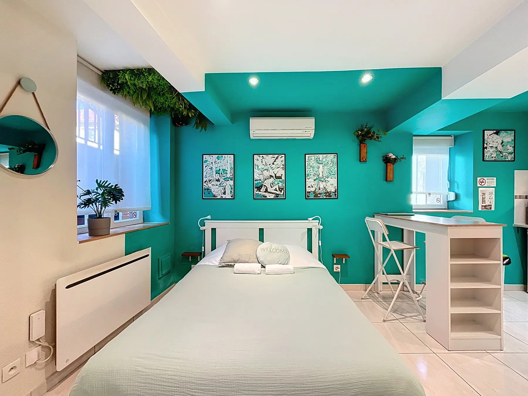 Lit double et mur turquoise du studio